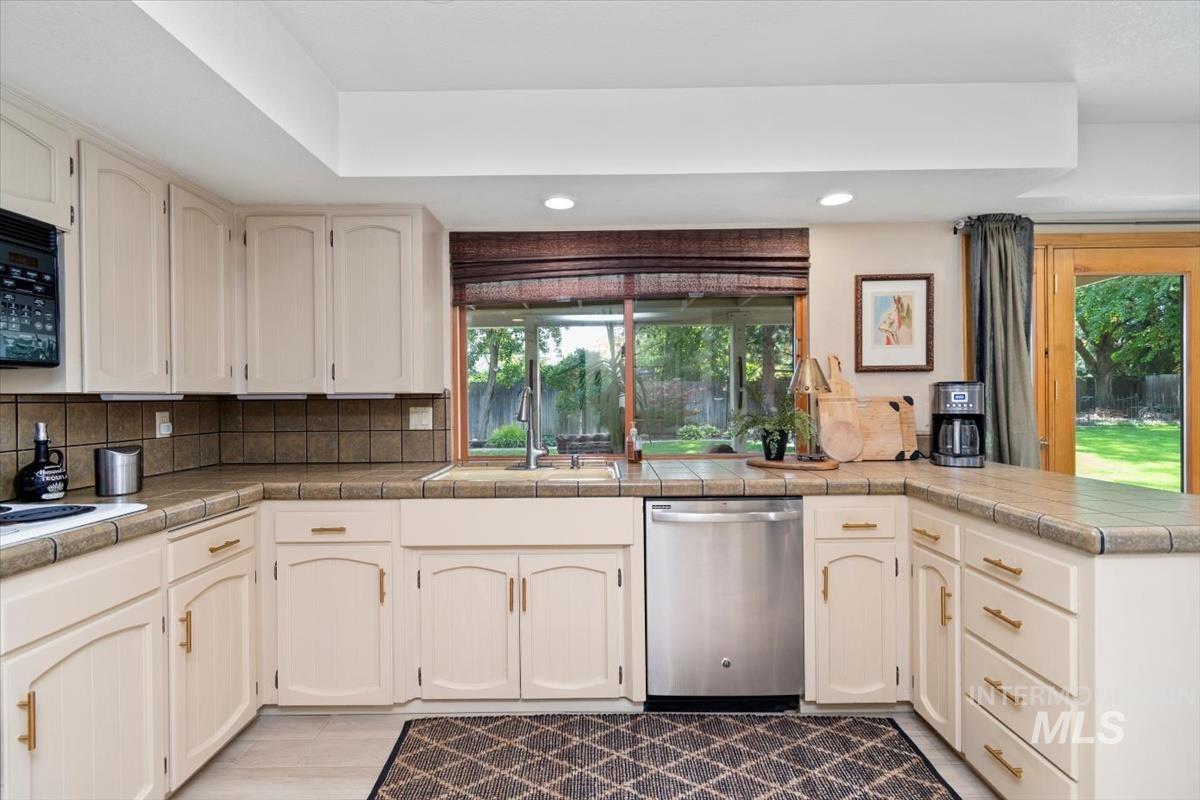 2570 Bruins Circle, Boise, Idaho 83704, 4 Bedrooms, 2.5 Bathrooms, Residential For Sale, Price $699,900,MLS 99003035