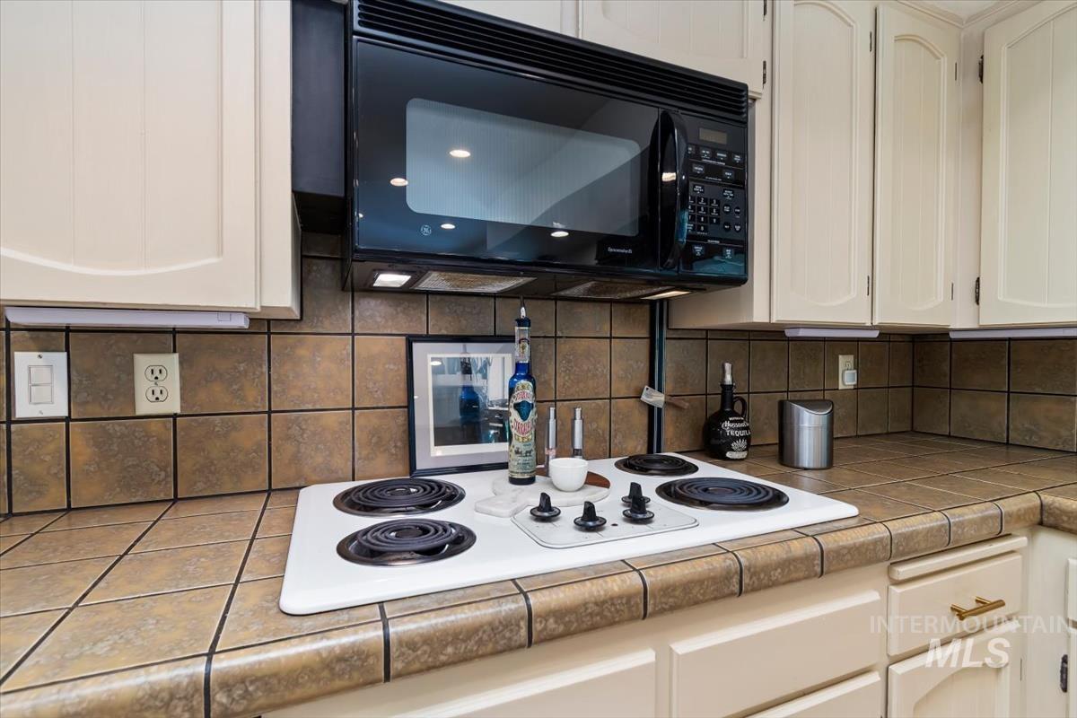 2570 Bruins Circle, Boise, Idaho 83704, 4 Bedrooms, 2.5 Bathrooms, Residential For Sale, Price $699,900,MLS 99003035