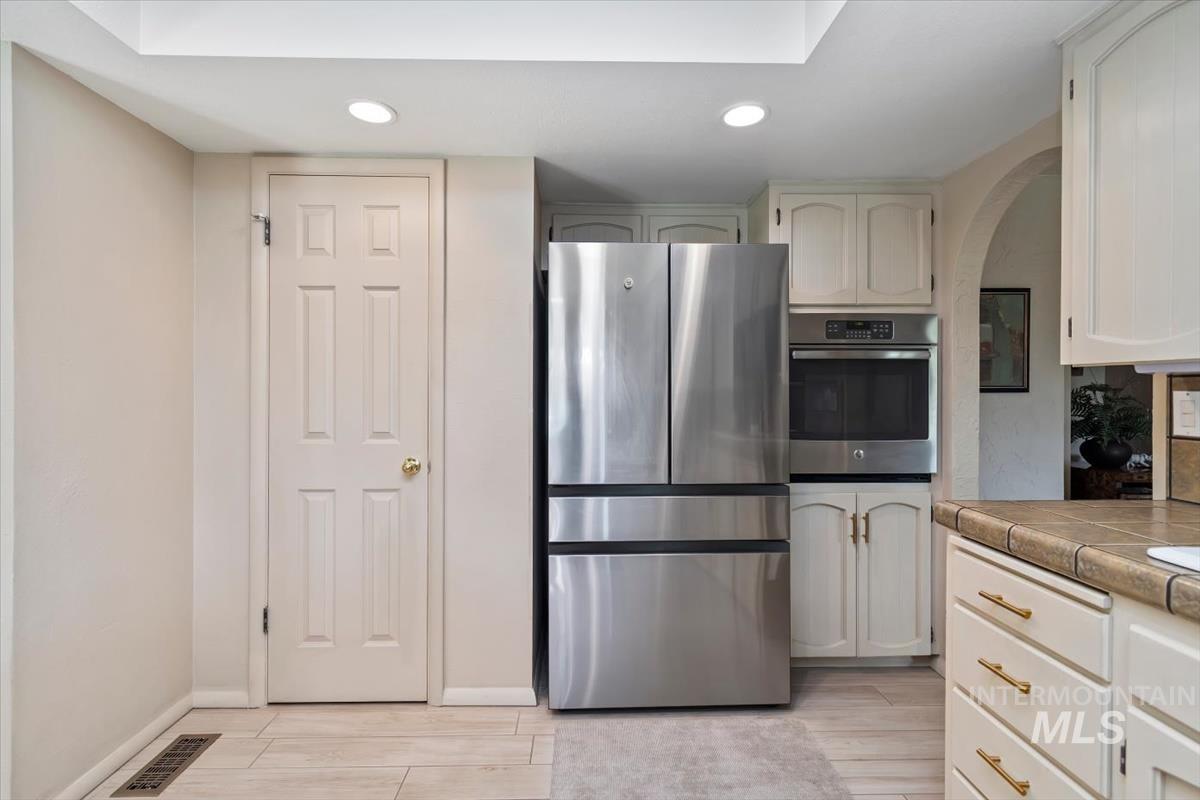 2570 Bruins Circle, Boise, Idaho 83704, 4 Bedrooms, 2.5 Bathrooms, Residential For Sale, Price $699,900,MLS 99003035