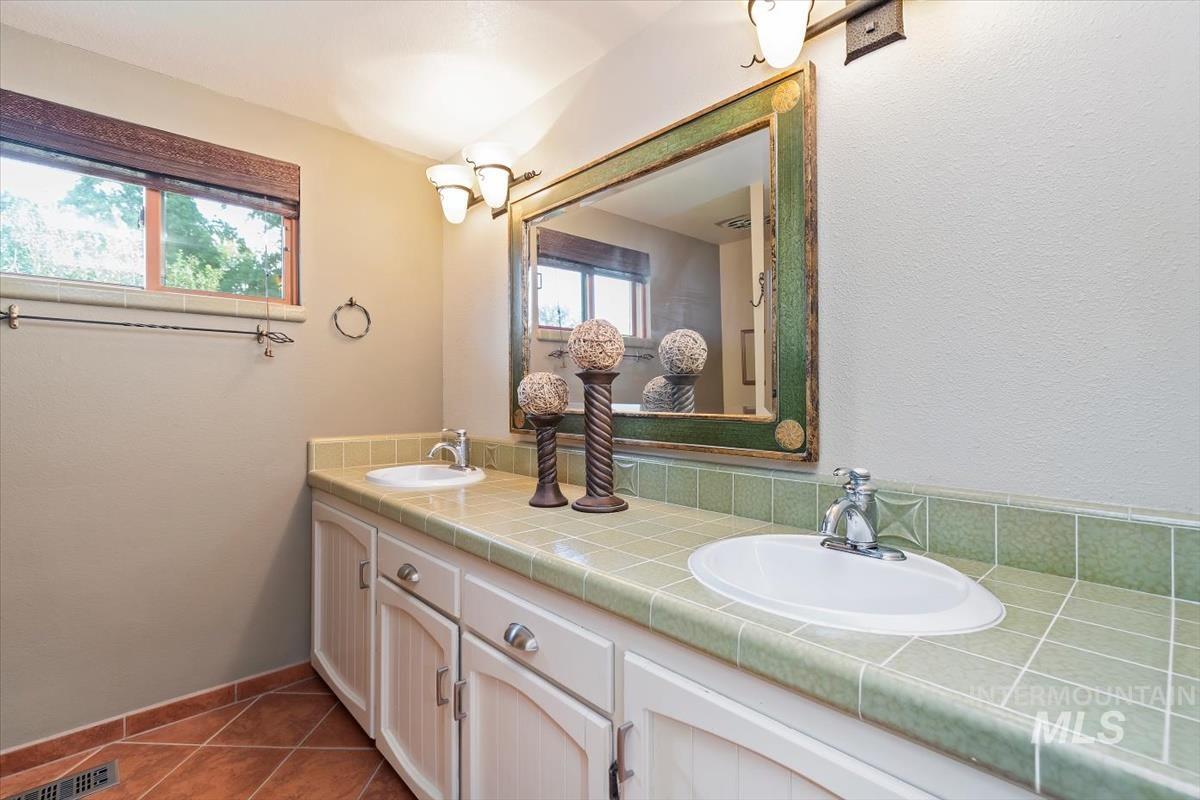 2570 Bruins Circle, Boise, Idaho 83704, 4 Bedrooms, 2.5 Bathrooms, Residential For Sale, Price $699,900,MLS 99003035