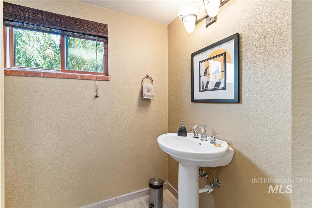 2570 Bruins Circle, Boise, Idaho 83704, 4 Bedrooms, 2.5 Bathrooms, Residential For Sale, Price $699,900,MLS 99003035