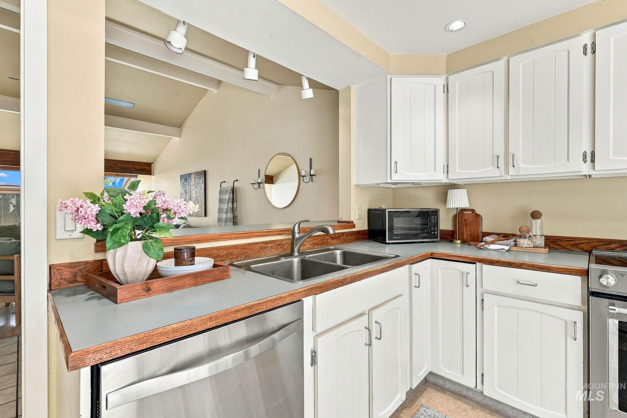 7255 W Cascade Dr, Boise, Idaho 83704, 1 Bedroom, 1.5 Bathrooms, Residential For Sale, Price $329,990,MLS 99003051
