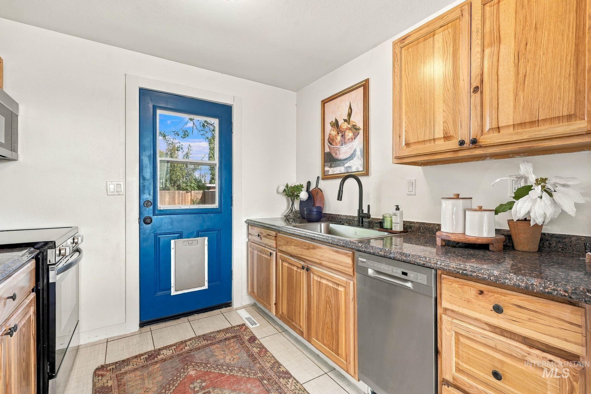 5916 W Clinton Street, Boise, Idaho 83704, 2 Bedrooms, 1 Bathroom, Residential For Sale, Price $325,000,MLS 99003067