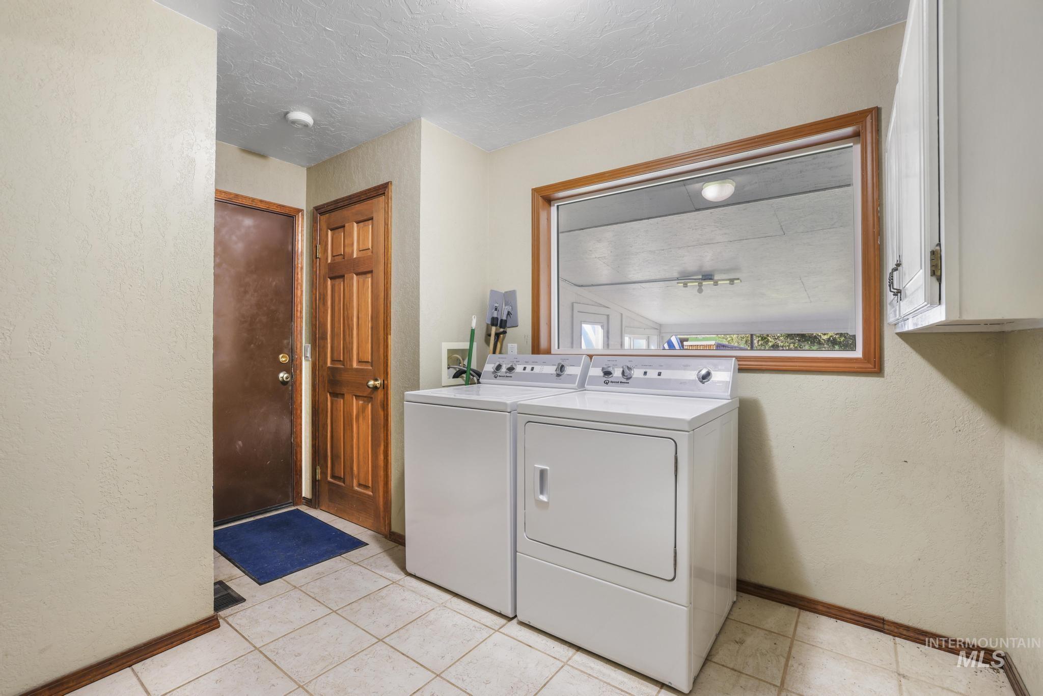 4296 W Arrow Head Dr, Glenns Ferry, Idaho 83623, 3 Bedrooms, 2.5 Bathrooms, Residential For Sale, Price $750,000,MLS 99003083