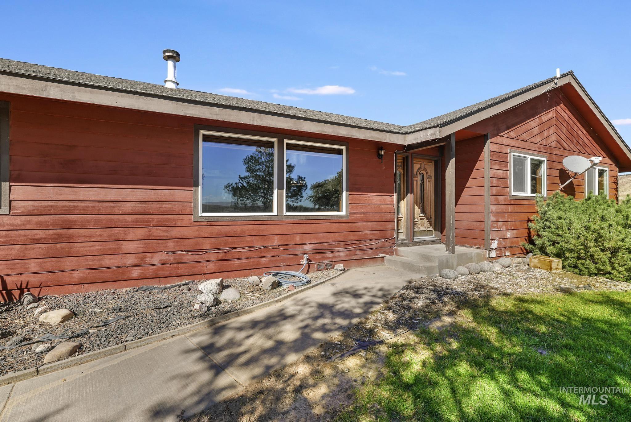 4296 W Arrow Head Dr, Glenns Ferry, Idaho 83623, 3 Bedrooms, 2.5 Bathrooms, Residential For Sale, Price $750,000,MLS 99003083