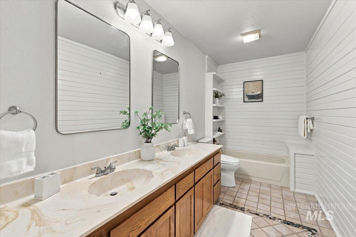 2405 Airport Avenue, Caldwell, Idaho 83605, 3 Bedrooms, 3 Bathrooms, Residential For Sale, Price $484,000,MLS 99003085
