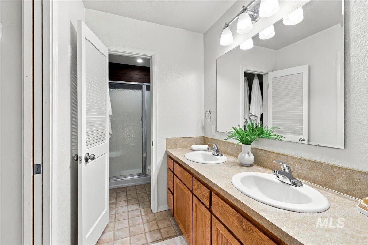 2405 Airport Avenue, Caldwell, Idaho 83605, 3 Bedrooms, 3 Bathrooms, Residential For Sale, Price $484,000,MLS 99003085