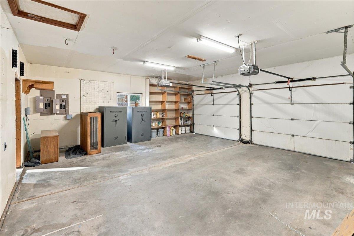 2405 Airport Avenue, Caldwell, Idaho 83605, 3 Bedrooms, 3 Bathrooms, Residential For Sale, Price $484,000,MLS 99003085