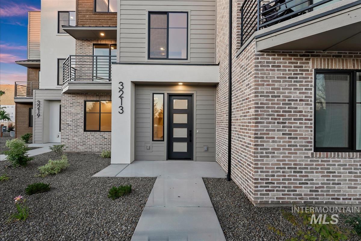 3213 W Moore, Boise, Idaho 83702, 3 Bedrooms, 3.5 Bathrooms, Residential For Sale, Price $819,900,MLS 99003091