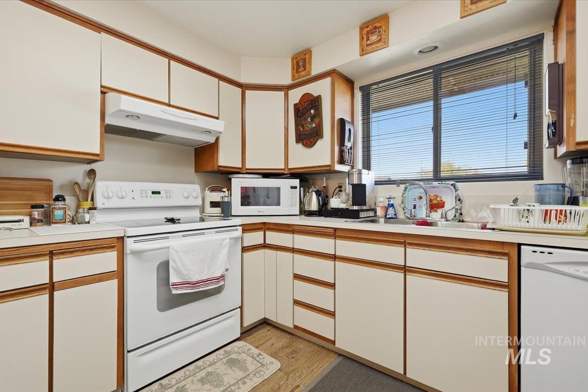 1230 SW 15th St, Ontario, Oregon 97914, 3 Bedrooms, 3 Bathrooms, Residential For Sale, Price $355,000,MLS 99003114