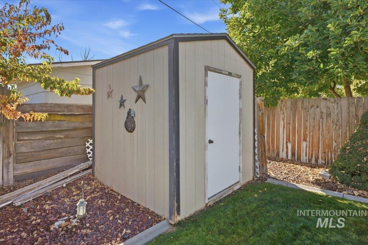 1230 SW 15th St, Ontario, Oregon 97914, 3 Bedrooms, 3 Bathrooms, Residential For Sale, Price $355,000,MLS 99003114