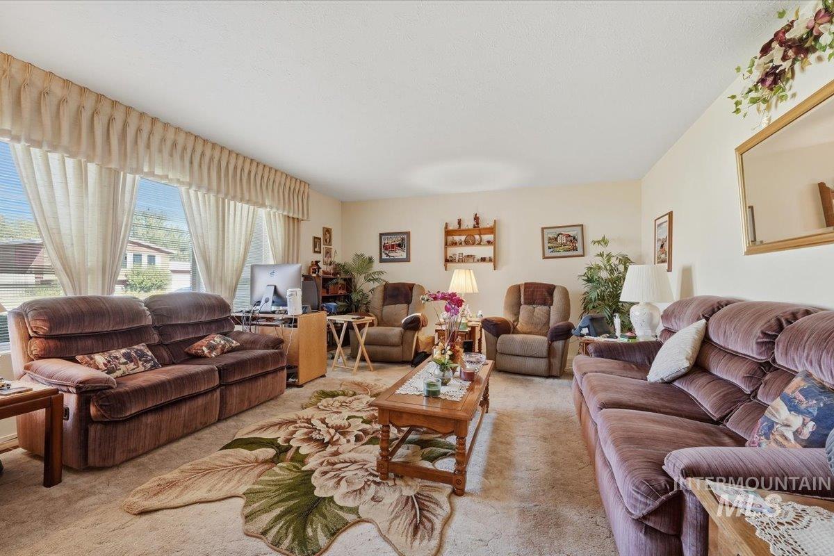 1230 SW 15th St, Ontario, Oregon 97914, 3 Bedrooms, 3 Bathrooms, Residential For Sale, Price $355,000,MLS 99003114