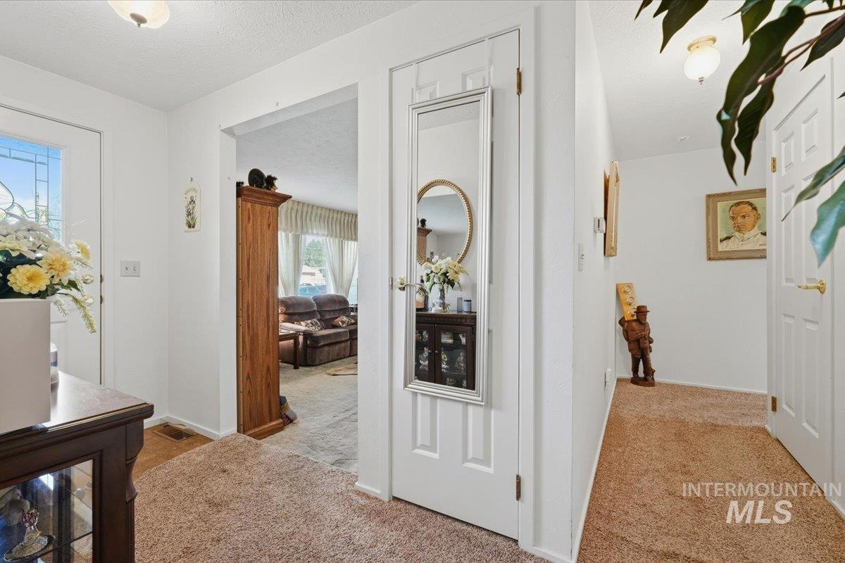 1230 SW 15th St, Ontario, Oregon 97914, 3 Bedrooms, 3 Bathrooms, Residential For Sale, Price $355,000,MLS 99003114