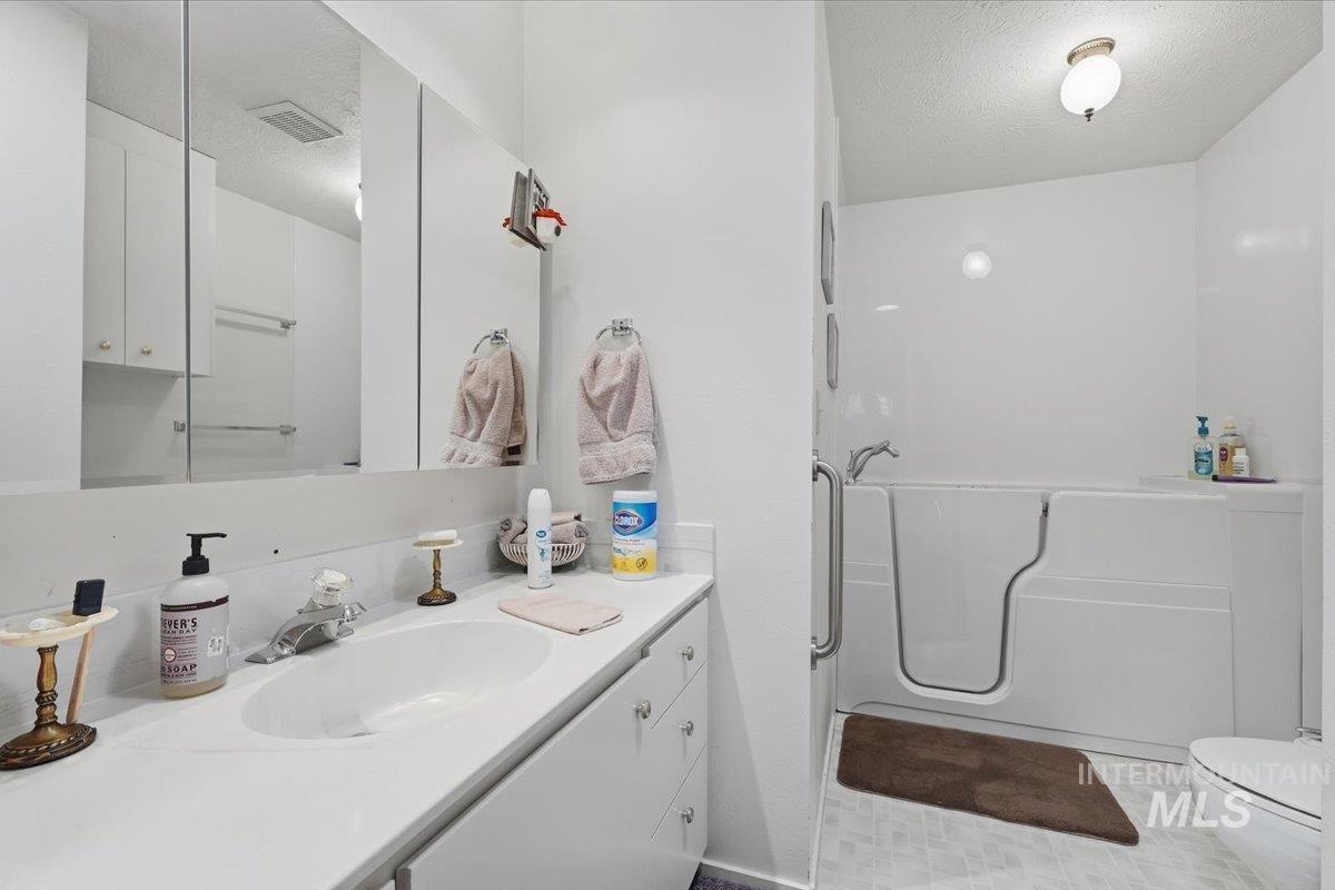 1230 SW 15th St, Ontario, Oregon 97914, 3 Bedrooms, 3 Bathrooms, Residential For Sale, Price $355,000,MLS 99003114
