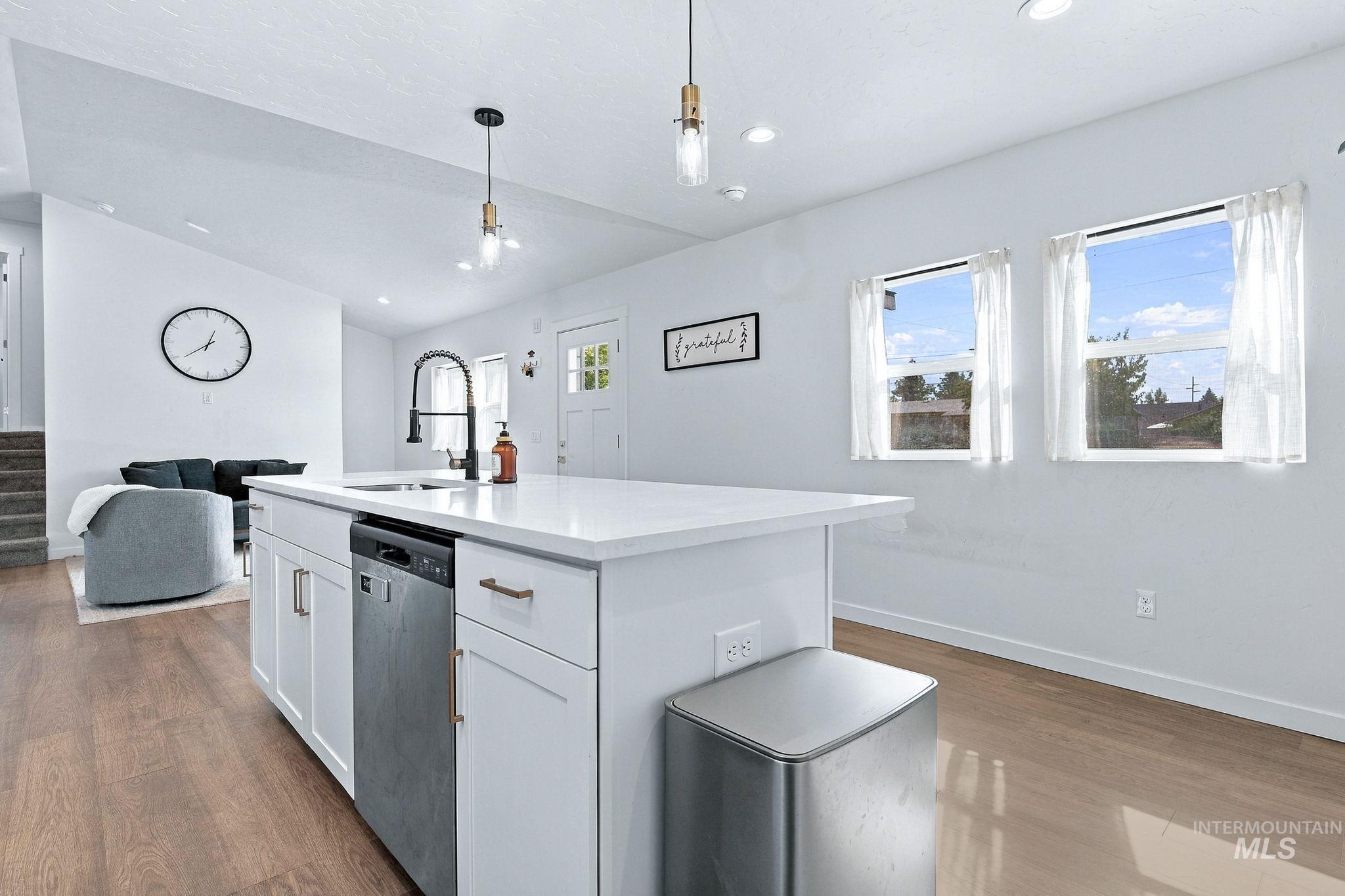 9050 W Edna St, Boise, Idaho 83704, 3 Bedrooms, 2 Bathrooms, Residential For Sale, Price $442,500,MLS 99003124