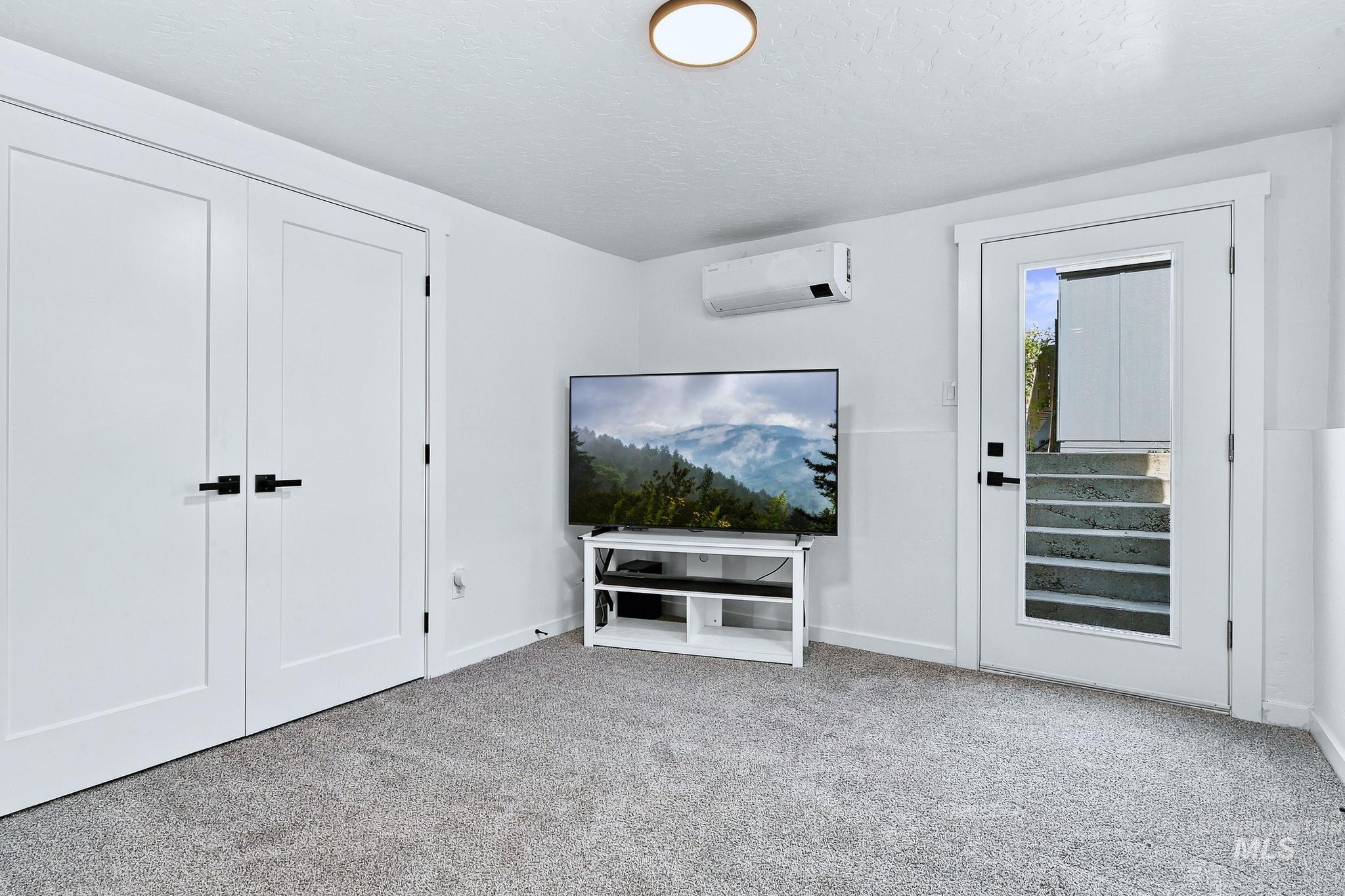 9050 W Edna St, Boise, Idaho 83704, 3 Bedrooms, 2 Bathrooms, Residential For Sale, Price $442,500,MLS 99003124