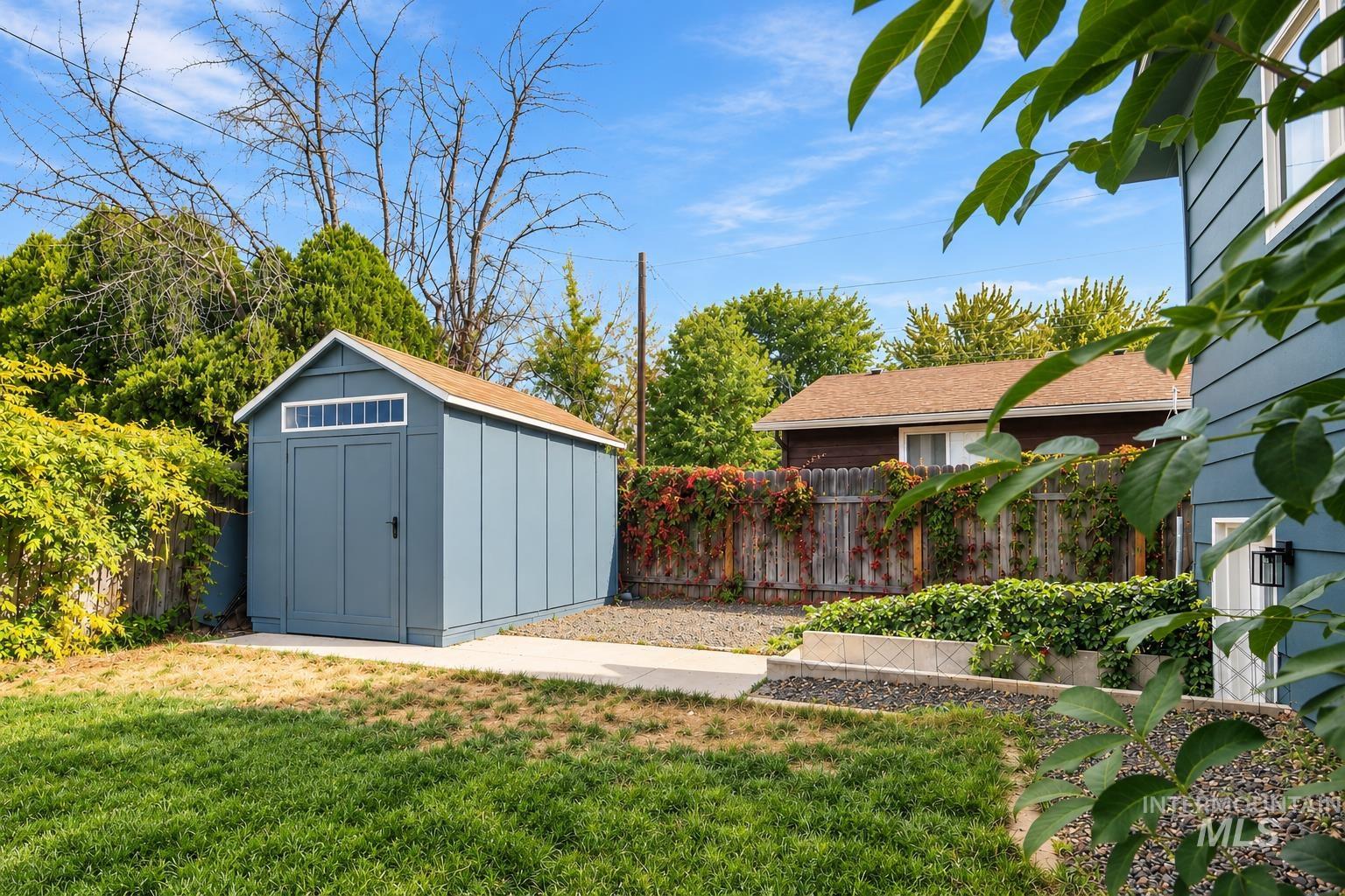 9050 W Edna St, Boise, Idaho 83704, 3 Bedrooms, 2 Bathrooms, Residential For Sale, Price $442,500,MLS 99003124