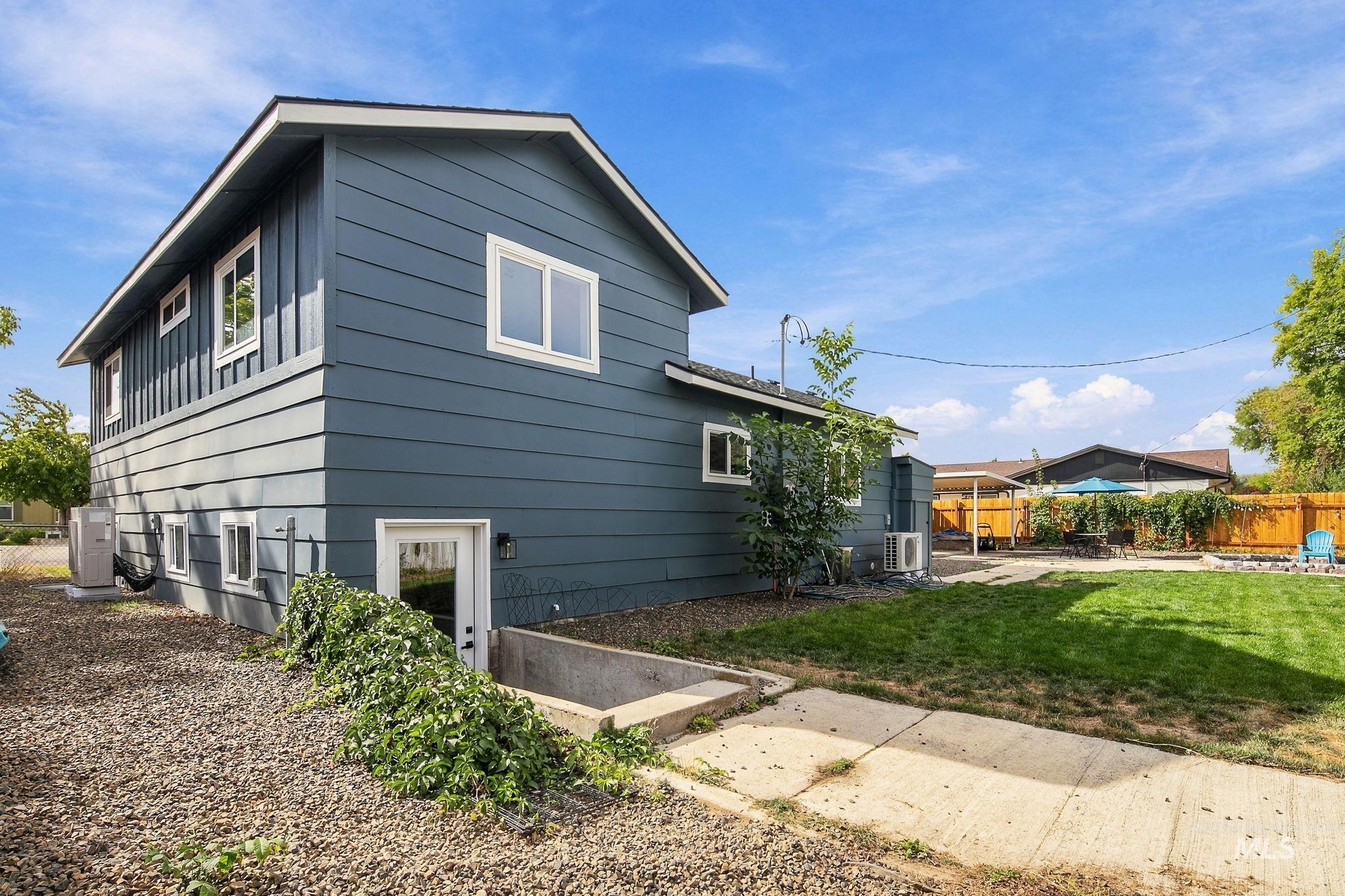 9050 W Edna St, Boise, Idaho 83704, 3 Bedrooms, 2 Bathrooms, Residential For Sale, Price $442,500,MLS 99003124