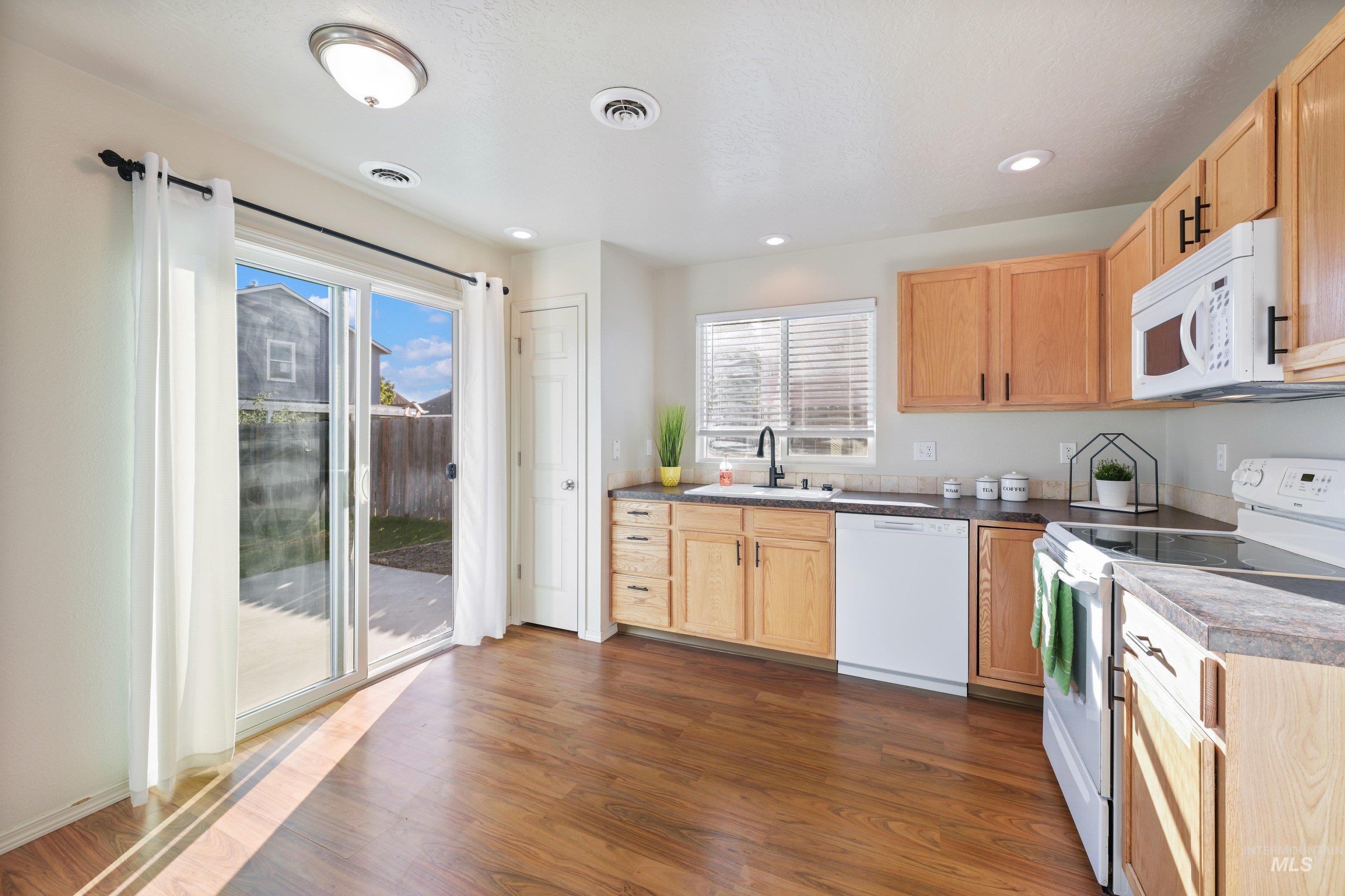 4330 S Glenmere Way, Meridian, Idaho 83642, 3 Bedrooms, 2 Bathrooms, Residential For Sale, Price $389,900,MLS 99003145