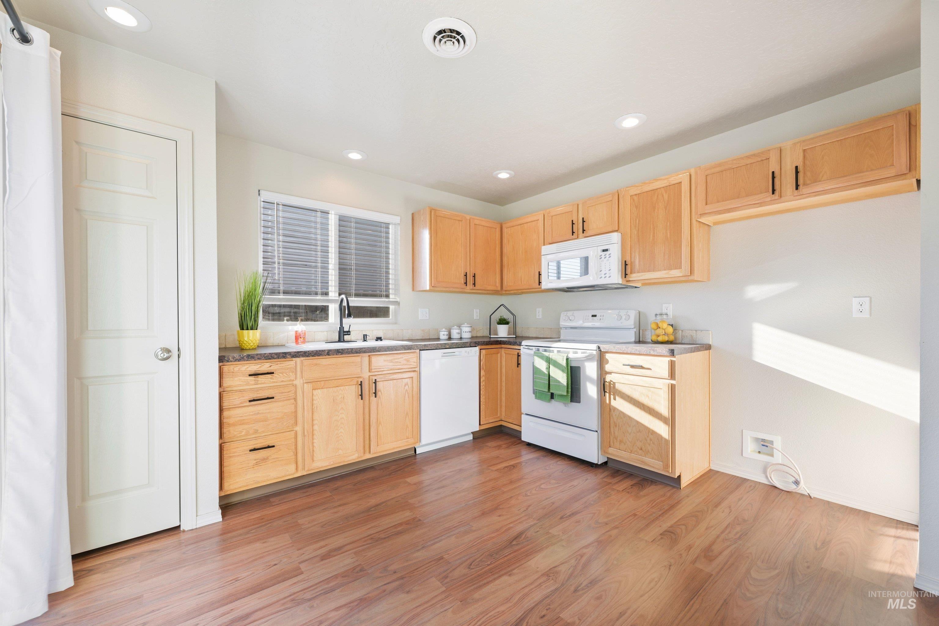 4330 S Glenmere Way, Meridian, Idaho 83642, 3 Bedrooms, 2 Bathrooms, Residential For Sale, Price $389,900,MLS 99003145