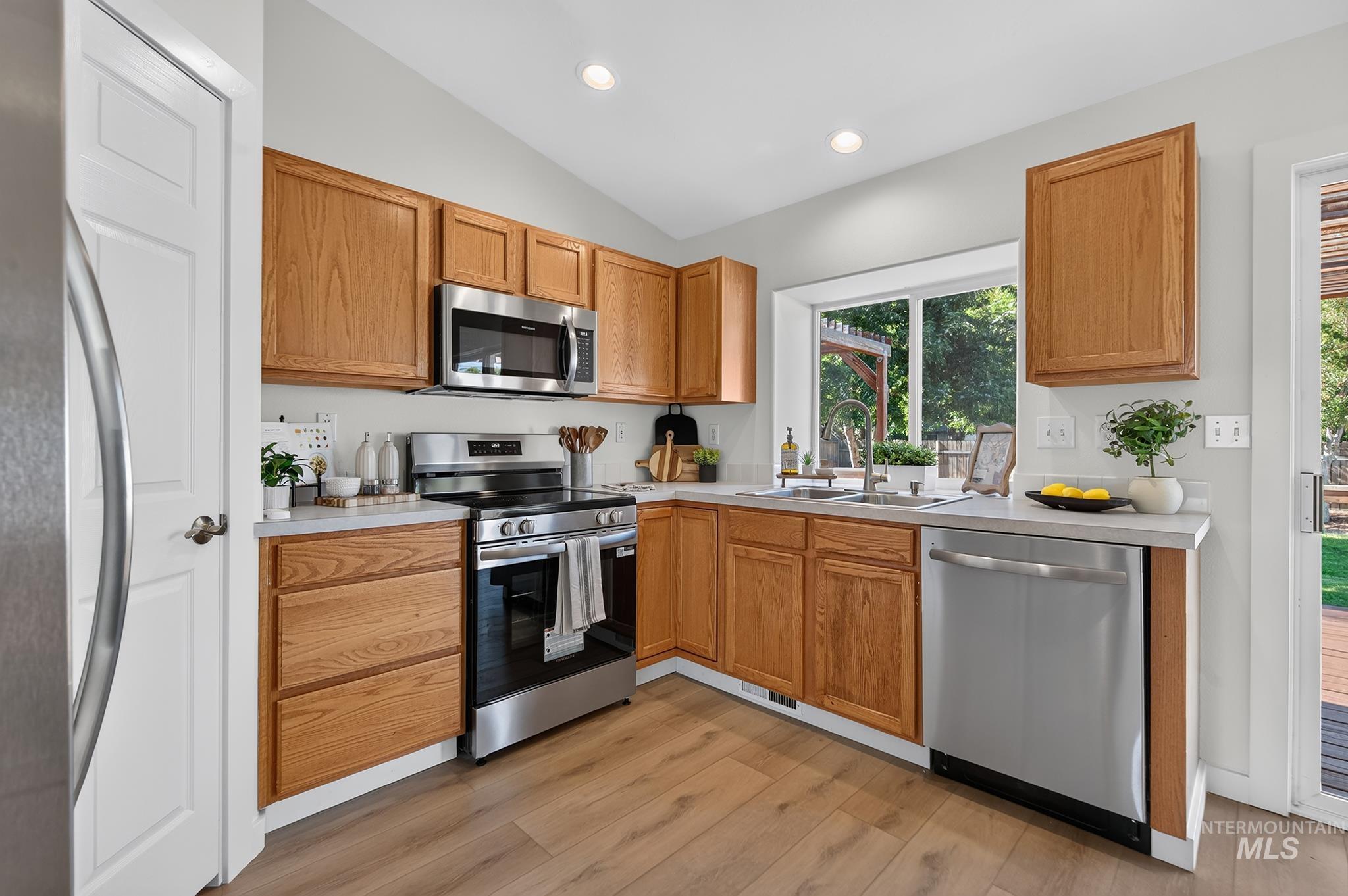 4245 S. Falconcrest Way, Boise, Idaho 83716, 3 Bedrooms, 2 Bathrooms, Residential For Sale, Price $519,000,MLS 99003147