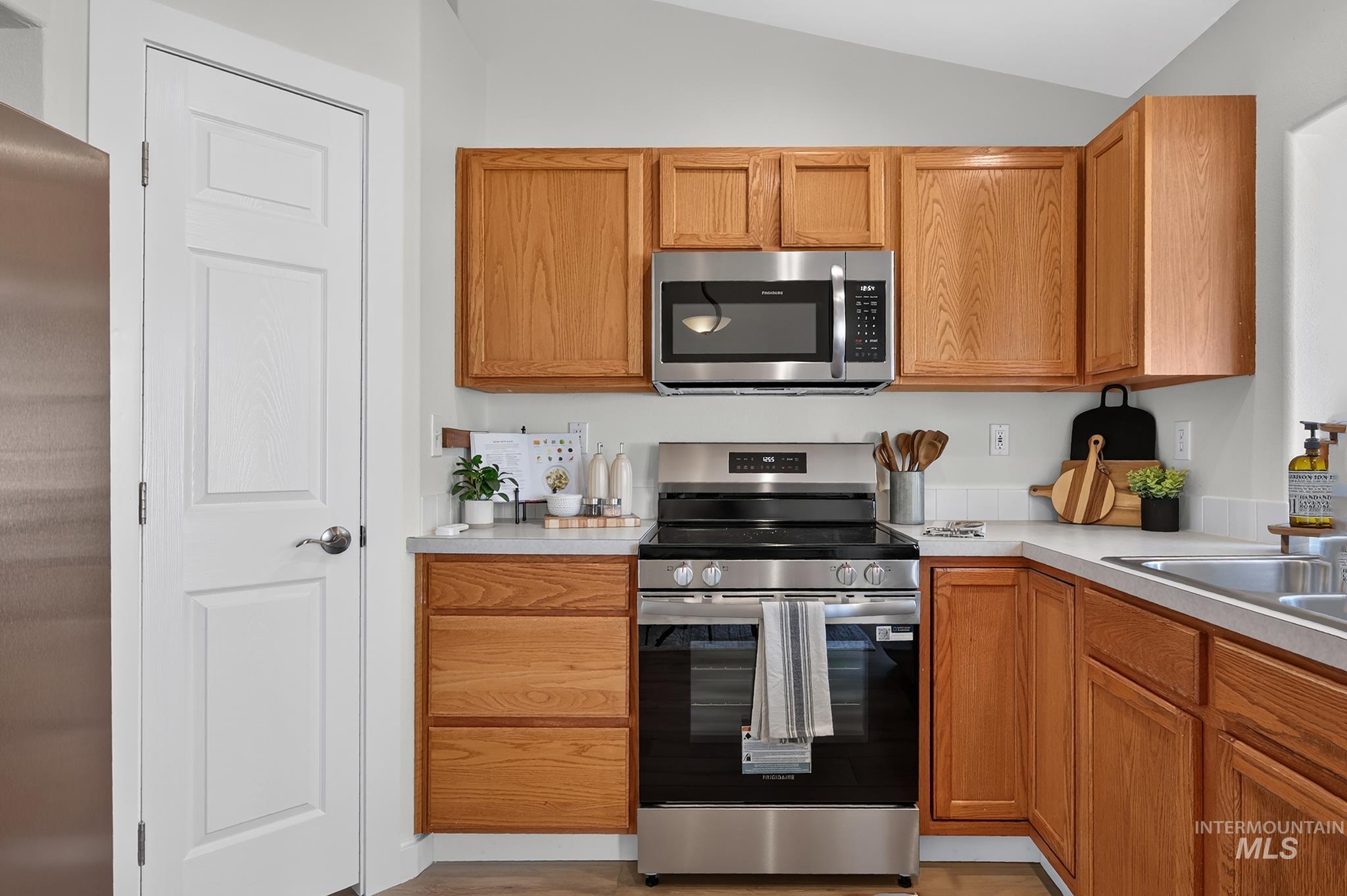 4245 S. Falconcrest Way, Boise, Idaho 83716, 3 Bedrooms, 2 Bathrooms, Residential For Sale, Price $519,000,MLS 99003147