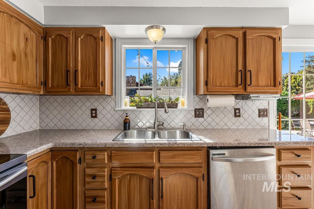 10501 W Dason Drive, Boise, Idaho 83704, 3 Bedrooms, 3.5 Bathrooms, Residential For Sale, Price $649,000,MLS 99003149