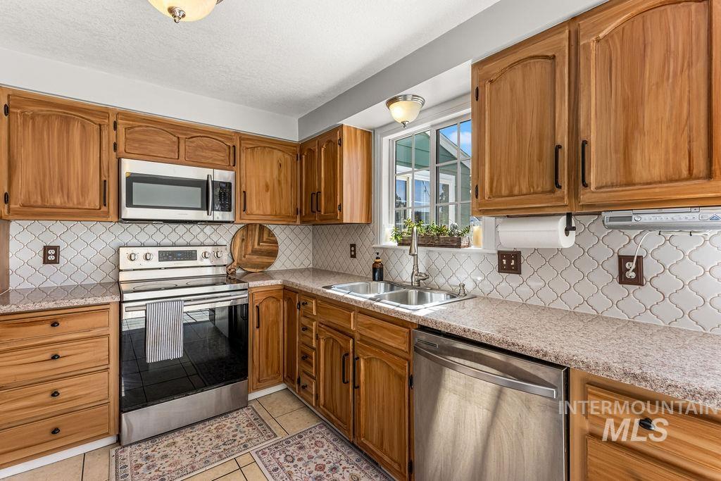 10501 W Dason Drive, Boise, Idaho 83704, 3 Bedrooms, 3.5 Bathrooms, Residential For Sale, Price $649,000,MLS 99003149