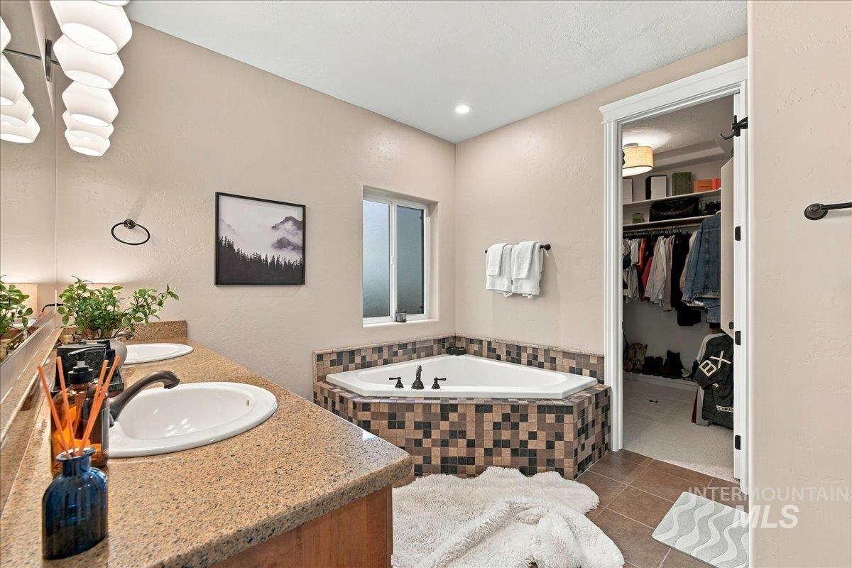 7222 W Ring Perch Dr., Boise, Idaho 83709, 3 Bedrooms, 2.5 Bathrooms, Residential For Sale, Price $799,000,MLS 99003163