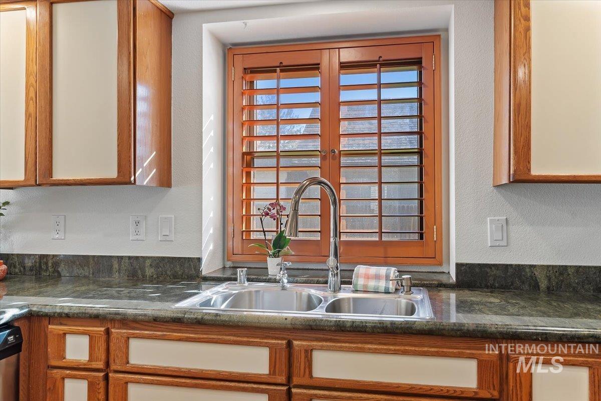 1260 E Woodvine, Boise, Idaho 83706, 3 Bedrooms, 2 Bathrooms, Residential For Sale, Price $699,500, 99003412