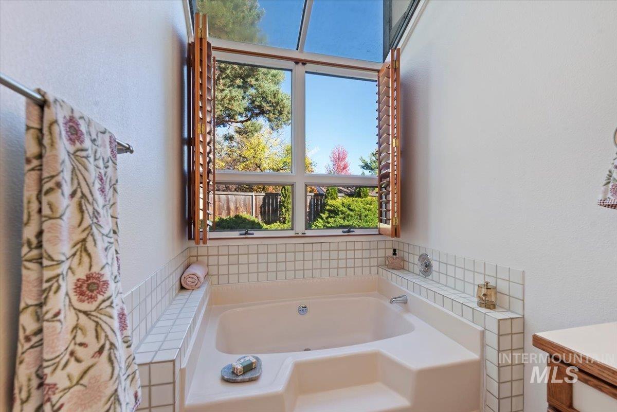 1260 E Woodvine, Boise, Idaho 83706, 3 Bedrooms, 2 Bathrooms, Residential For Sale, Price $699,500, 99003412