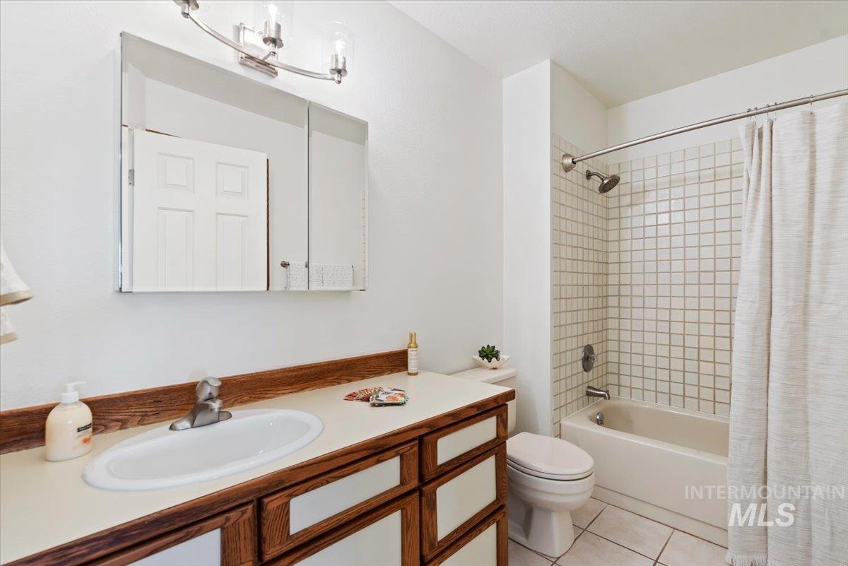 1260 E Woodvine, Boise, Idaho 83706, 3 Bedrooms, 2 Bathrooms, Residential For Sale, Price $699,500, 99003412