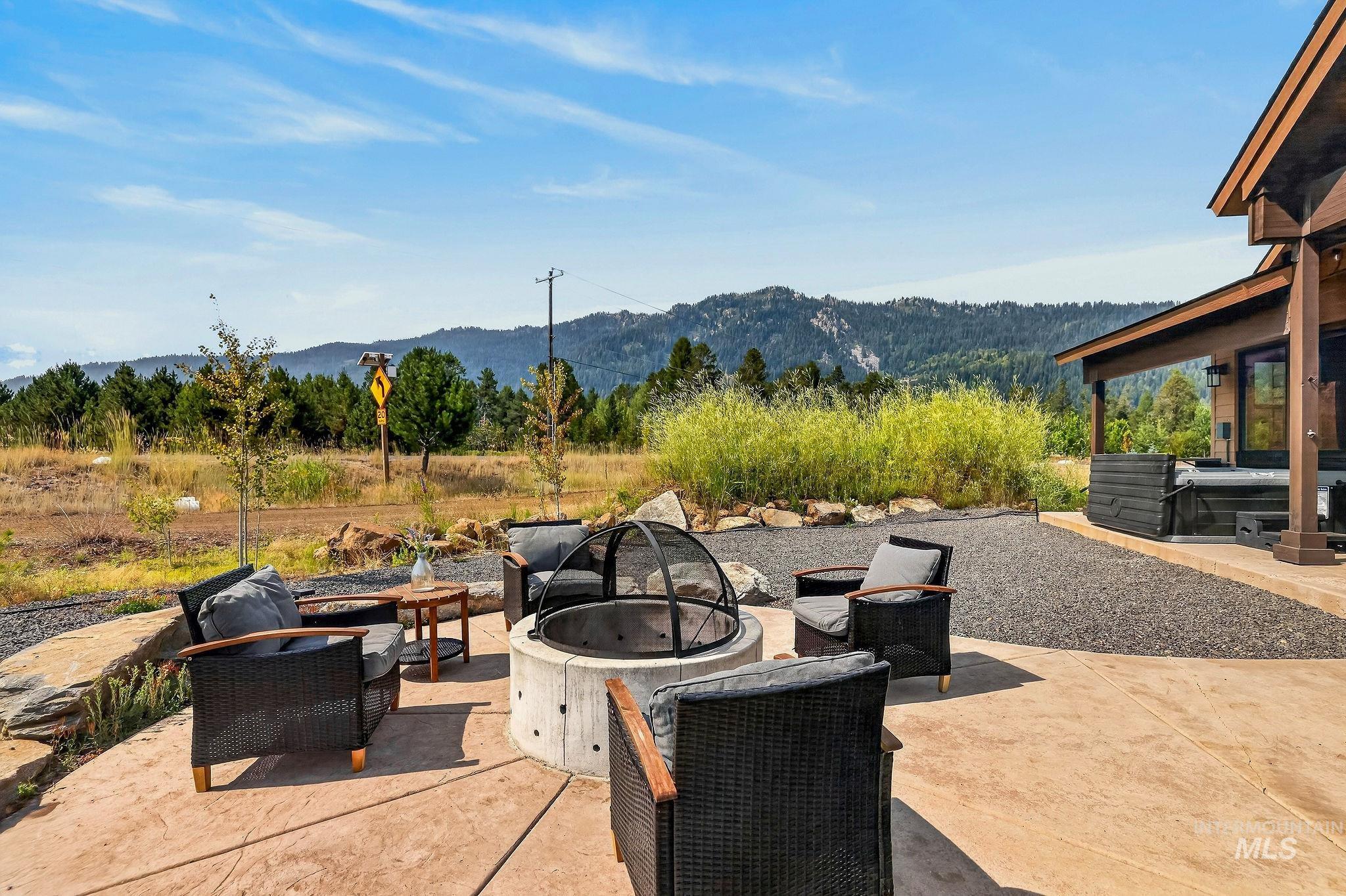 13102 Hawks Bay, Donnelly, Idaho 83615, 3 Bedrooms, 2.5 Bathrooms, Residential For Sale, Price $885,000, 99003447