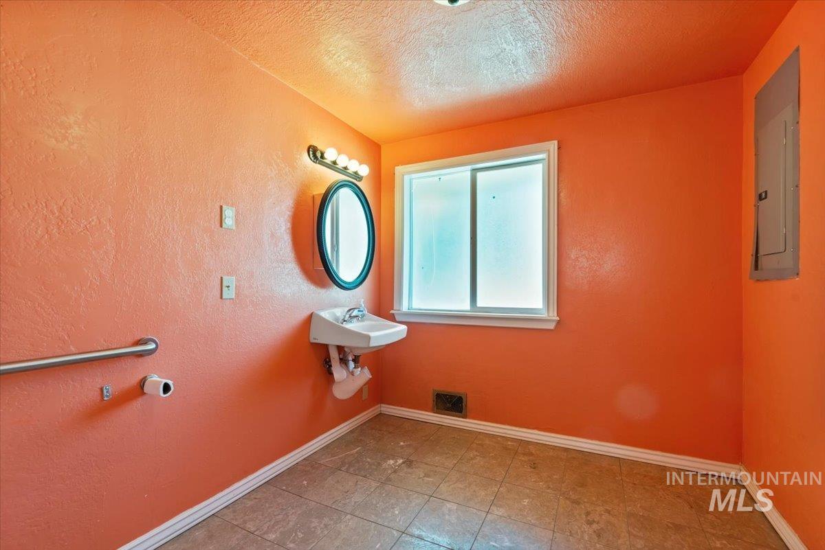 515 N 16th Ave, Nampa, Idaho 83687, 3 Bedrooms, 2 Bathrooms, Residential For Sale, Price $459,900,MLS 99003672