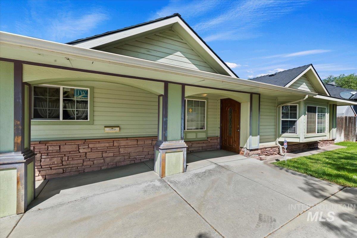 515 N 16th Ave, Nampa, Idaho 83687, 3 Bedrooms, 2 Bathrooms, Residential For Sale, Price $459,900,MLS 99003672