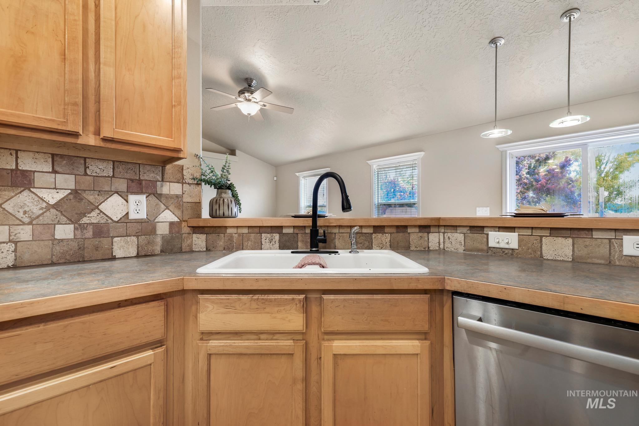 427 Clover Ave, Twin Falls, Idaho 83301, 5 Bedrooms, 2 Bathrooms, Residential For Sale, Price $389,000,MLS 99003689