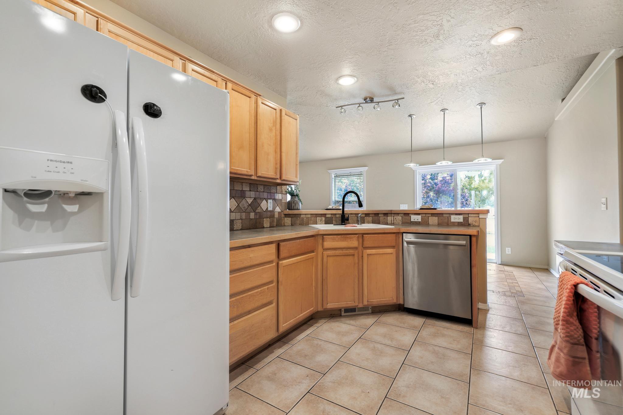 427 Clover Ave, Twin Falls, Idaho 83301, 5 Bedrooms, 2 Bathrooms, Residential For Sale, Price $389,000,MLS 99003689