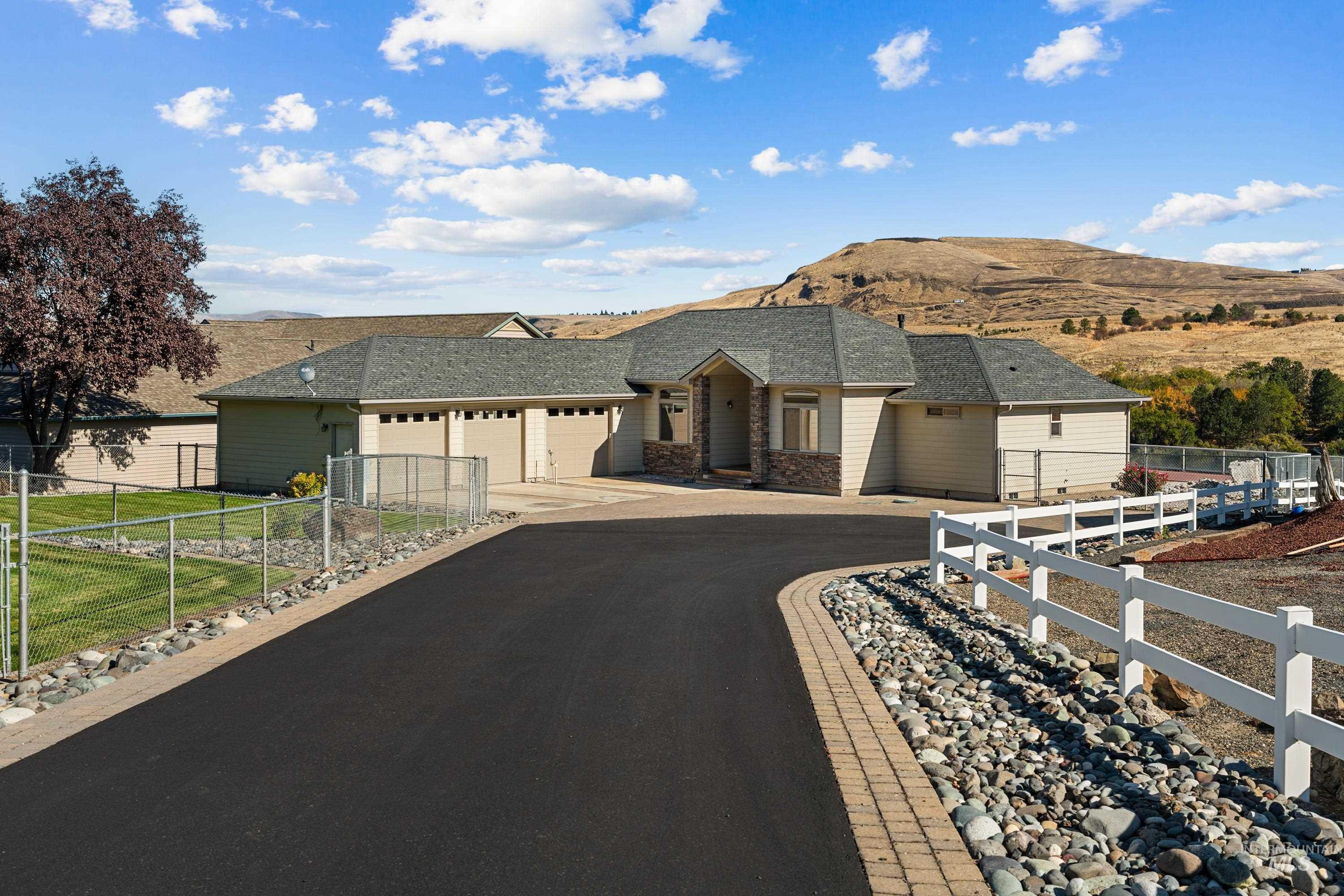 1430 Collier Drive, Clarkston, Washington 99403, 3 Bedrooms, 2.5 Bathrooms, Residential For Sale, Price $785,000,MLS 99003701