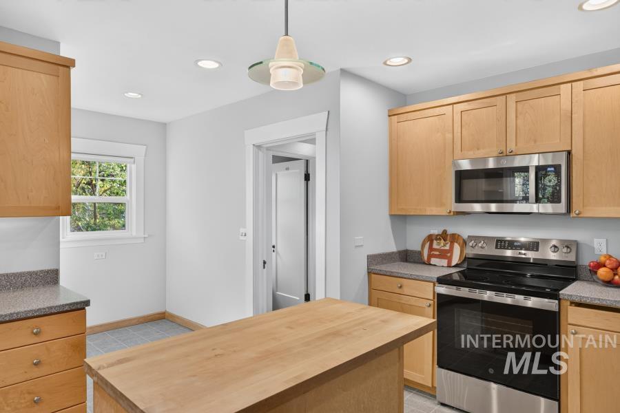101 N Hayes St., Moscow, Idaho 83843, 5 Bedrooms, 2.5 Bathrooms, Residential For Sale, Price $725,000, 99003705