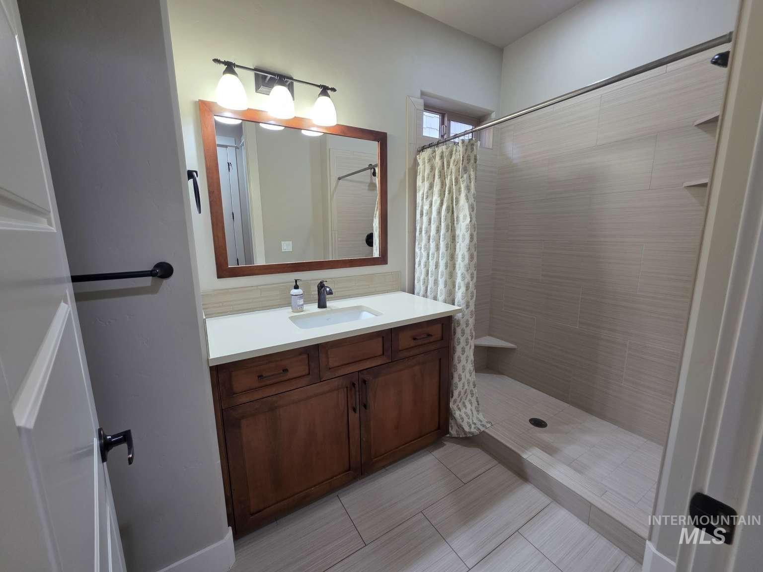 2577 S Trailwood Way, Boise, Idaho 83716, 5 Bedrooms, 3 Bathrooms, Residential For Sale, Price $985,000, 99003728