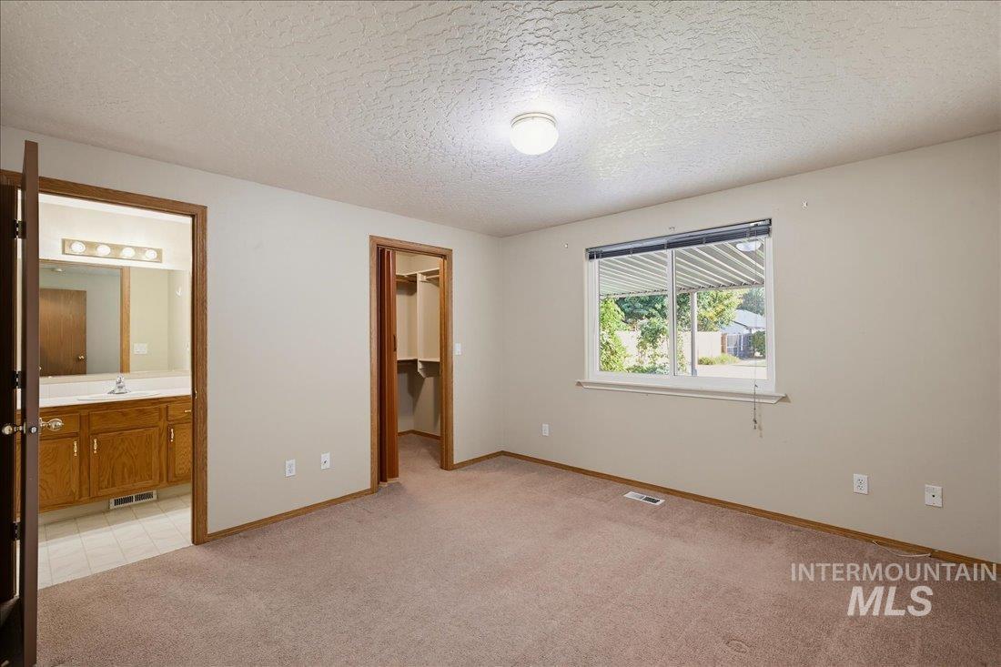 1200 S 19th St, Nampa, Idaho 83686, 5 Bedrooms, 4 Bathrooms, Residential For Sale, Price $525,000,MLS 99003729