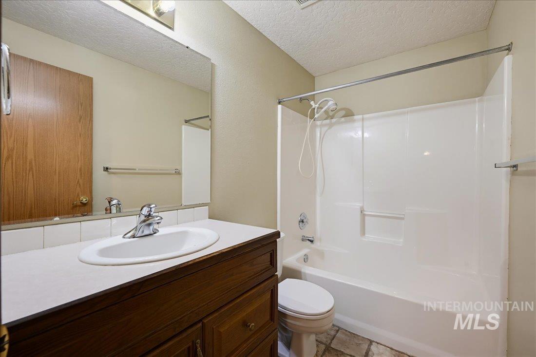 1200 S 19th St, Nampa, Idaho 83686, 5 Bedrooms, 4 Bathrooms, Residential For Sale, Price $525,000,MLS 99003729
