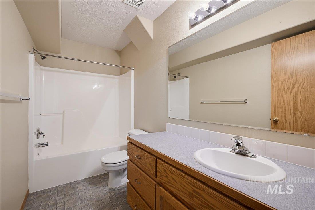 1200 S 19th St, Nampa, Idaho 83686, 5 Bedrooms, 4 Bathrooms, Residential For Sale, Price $525,000,MLS 99003729