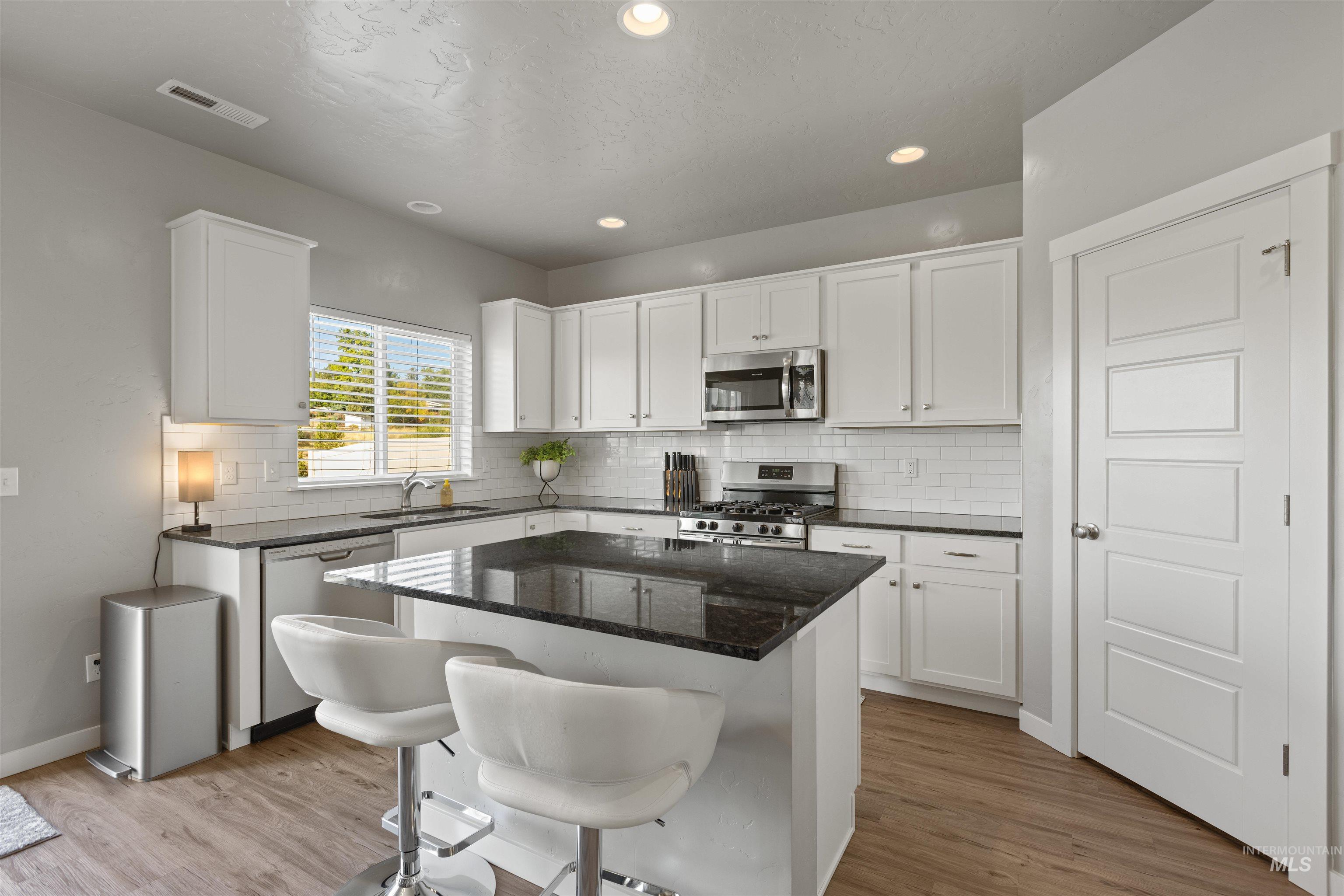131 N Sevenoaks Ave, Eagle, Idaho 83616, 3 Bedrooms, 2.5 Bathrooms, Residential For Sale, Price $550,000,MLS 99003737