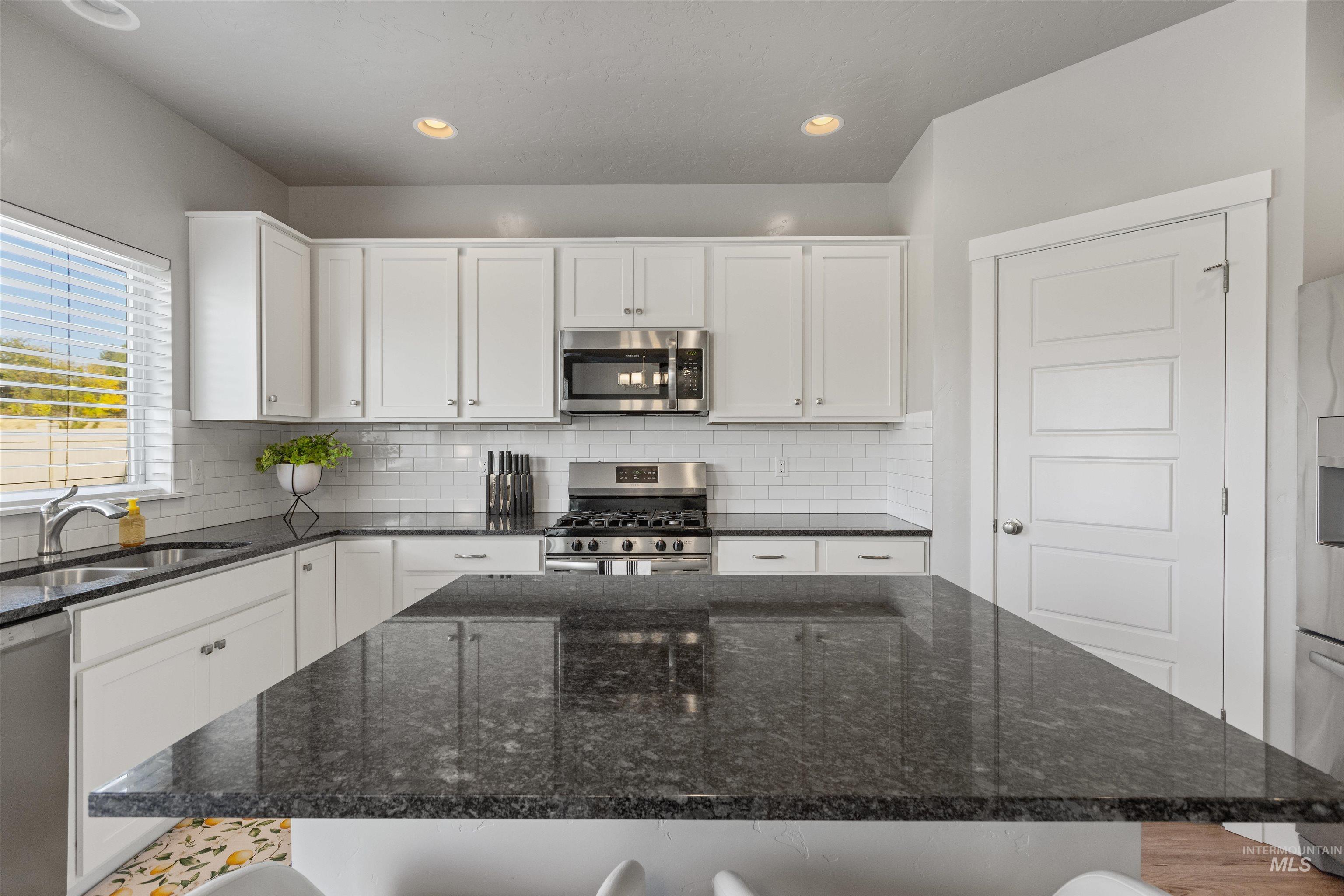 131 N Sevenoaks Ave, Eagle, Idaho 83616, 3 Bedrooms, 2.5 Bathrooms, Residential For Sale, Price $550,000,MLS 99003737