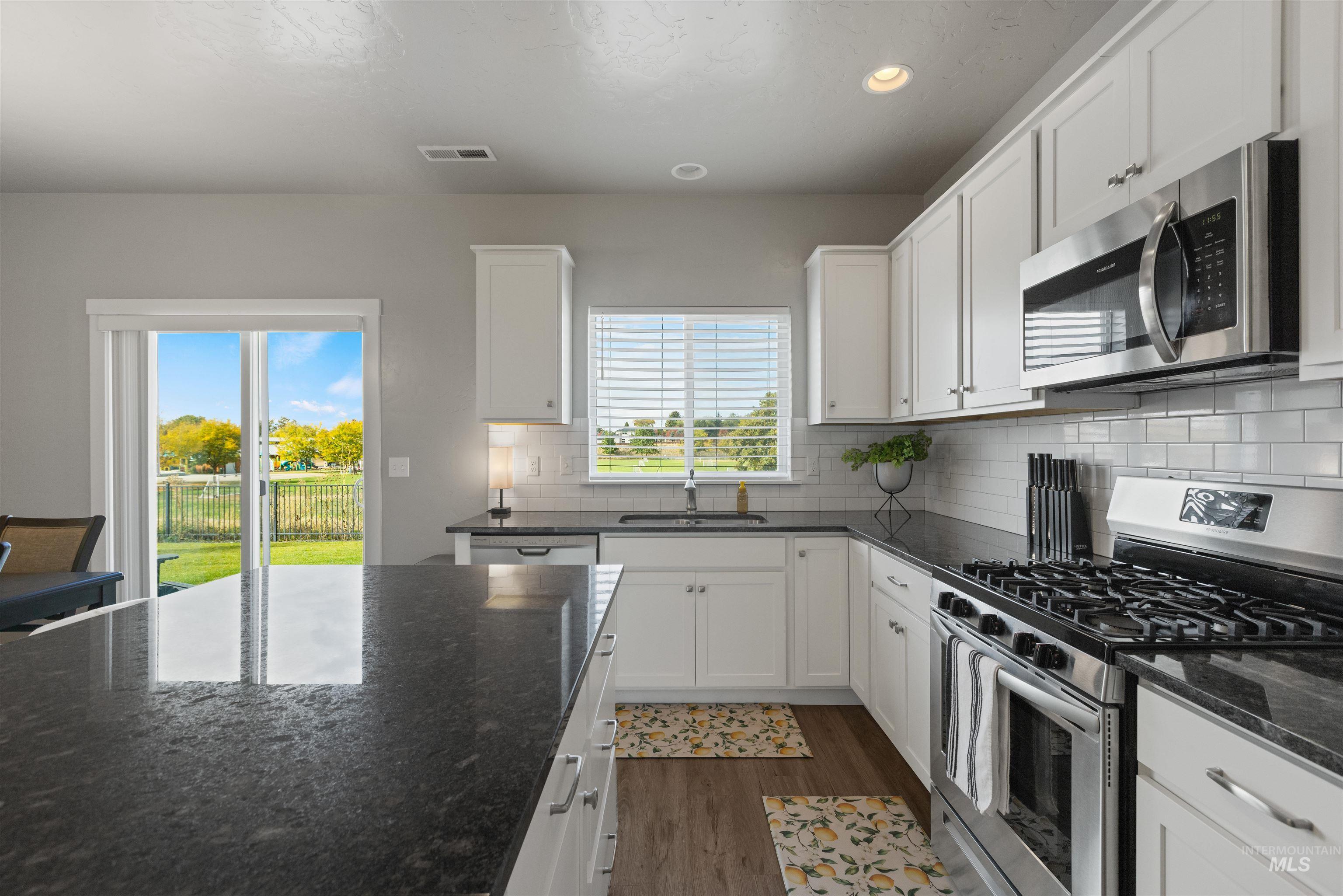 131 N Sevenoaks Ave, Eagle, Idaho 83616, 3 Bedrooms, 2.5 Bathrooms, Residential For Sale, Price $550,000,MLS 99003737