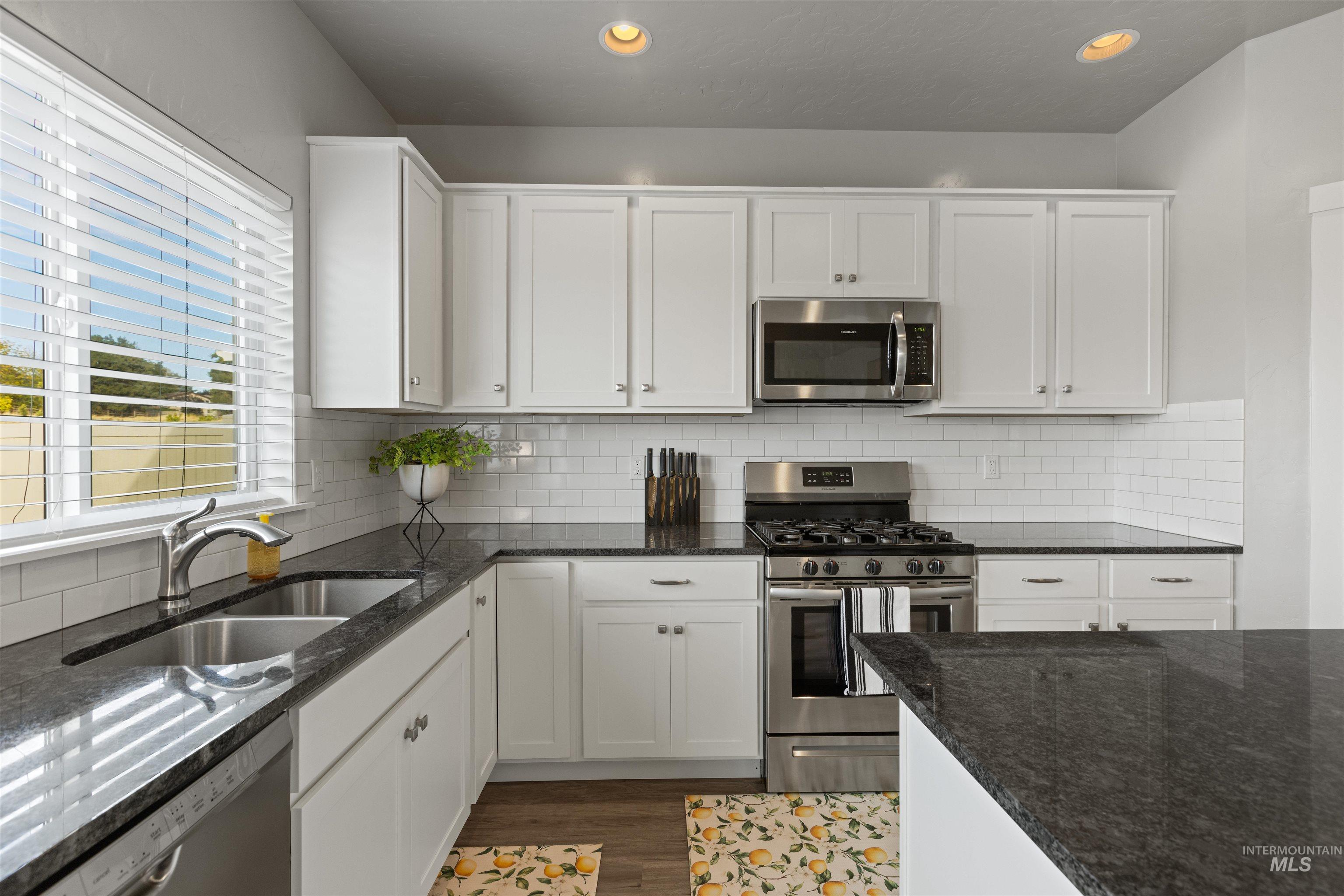 131 N Sevenoaks Ave, Eagle, Idaho 83616, 3 Bedrooms, 2.5 Bathrooms, Residential For Sale, Price $550,000,MLS 99003737