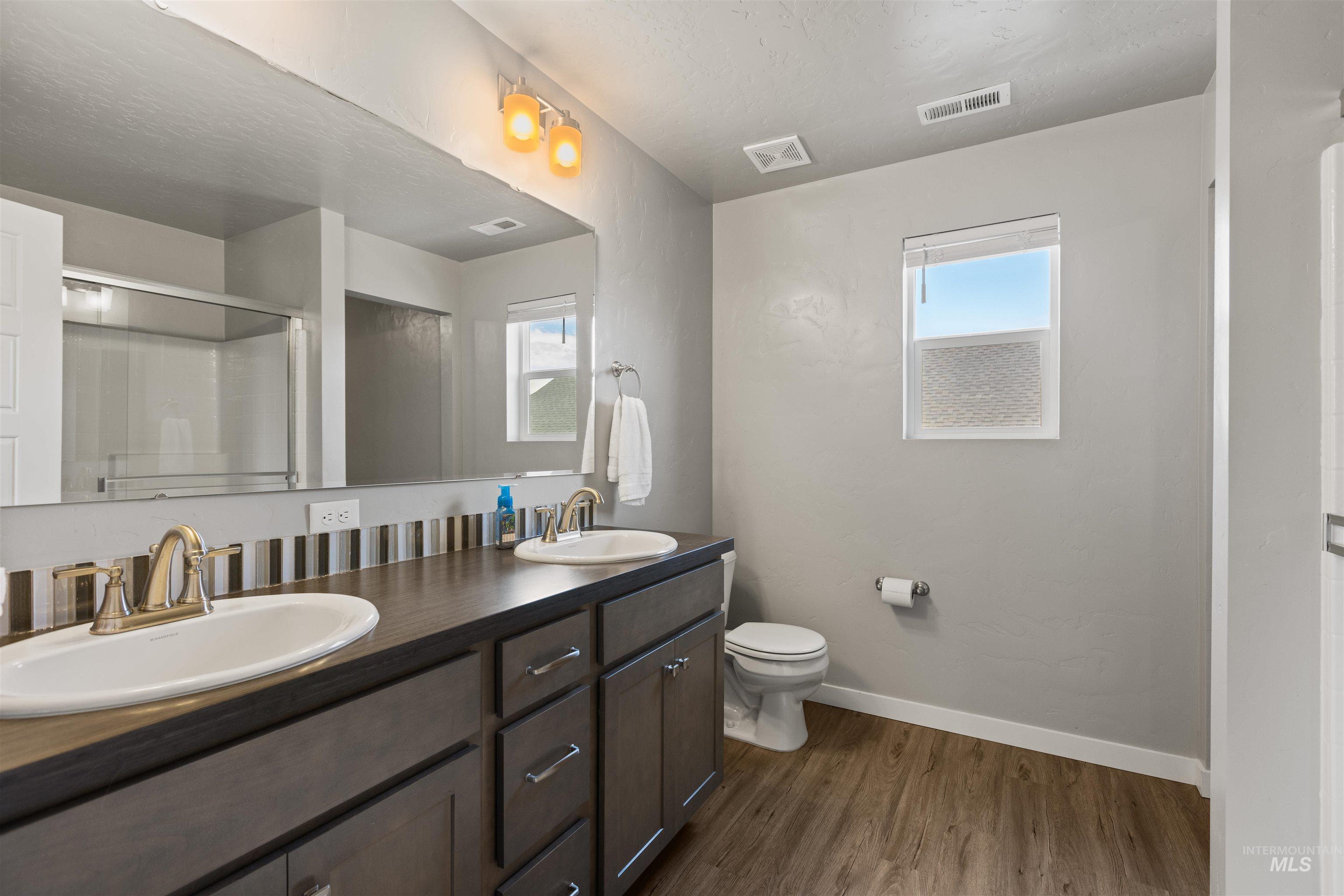 131 N Sevenoaks Ave, Eagle, Idaho 83616, 3 Bedrooms, 2.5 Bathrooms, Residential For Sale, Price $550,000,MLS 99003737