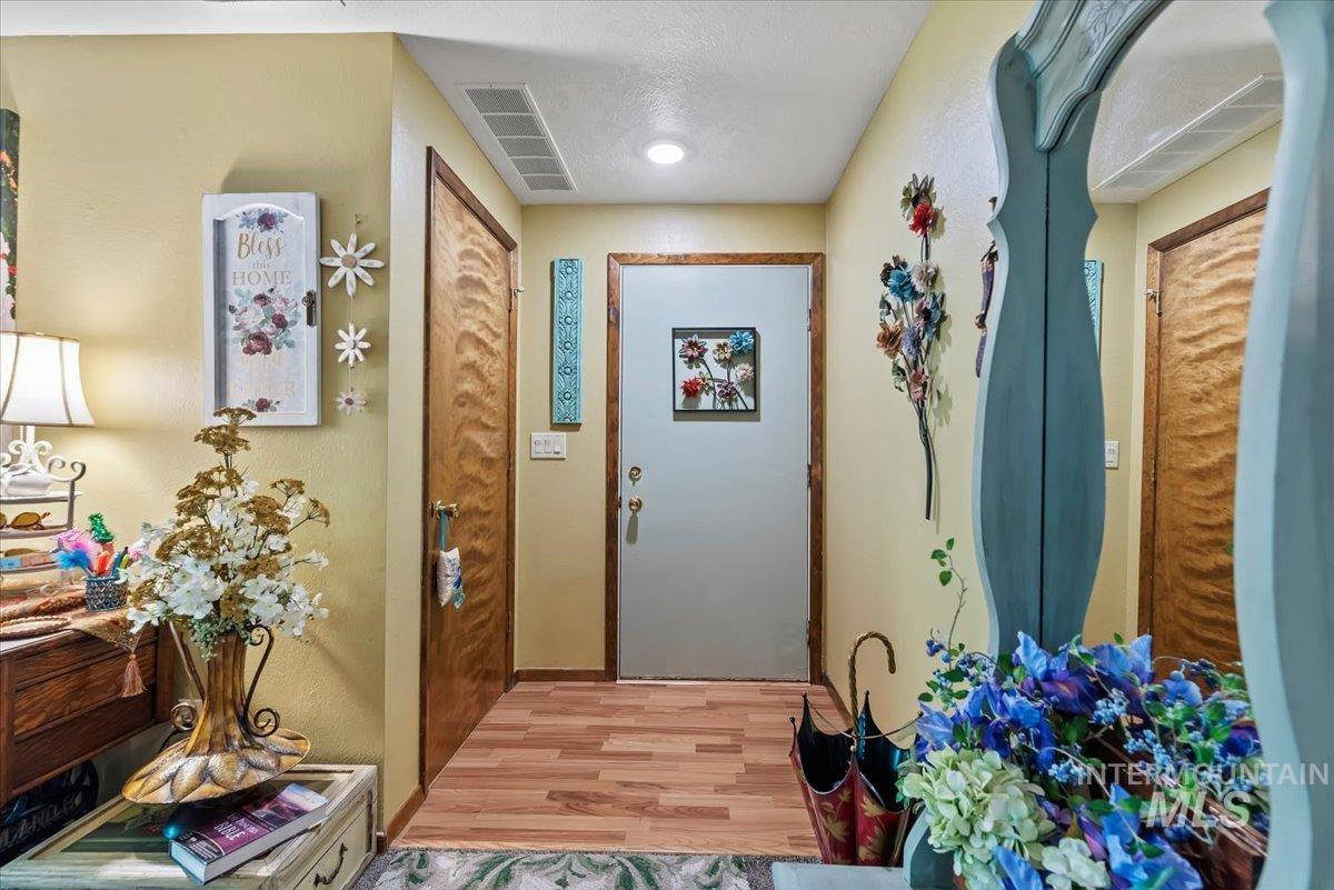 3092 S Gekeler Ln, Boise, Idaho 83706, 2 Bedrooms, 2 Bathrooms, Residential For Sale, Price $331,900, 99003780