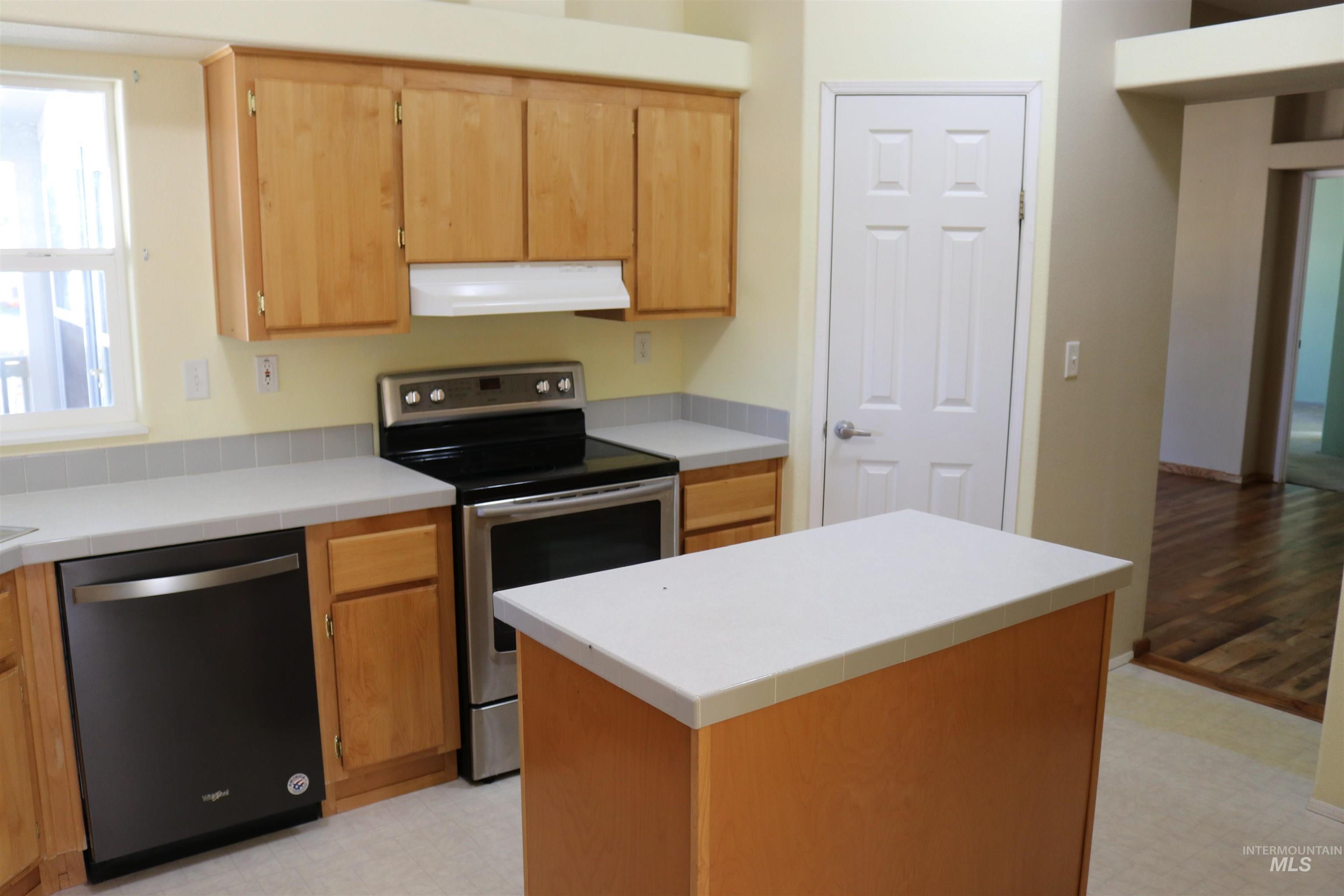 175 W Cassia Ave., Richfield, Idaho 83349, 3 Bedrooms, 2 Bathrooms, Residential For Sale, Price $287,000, 99003802